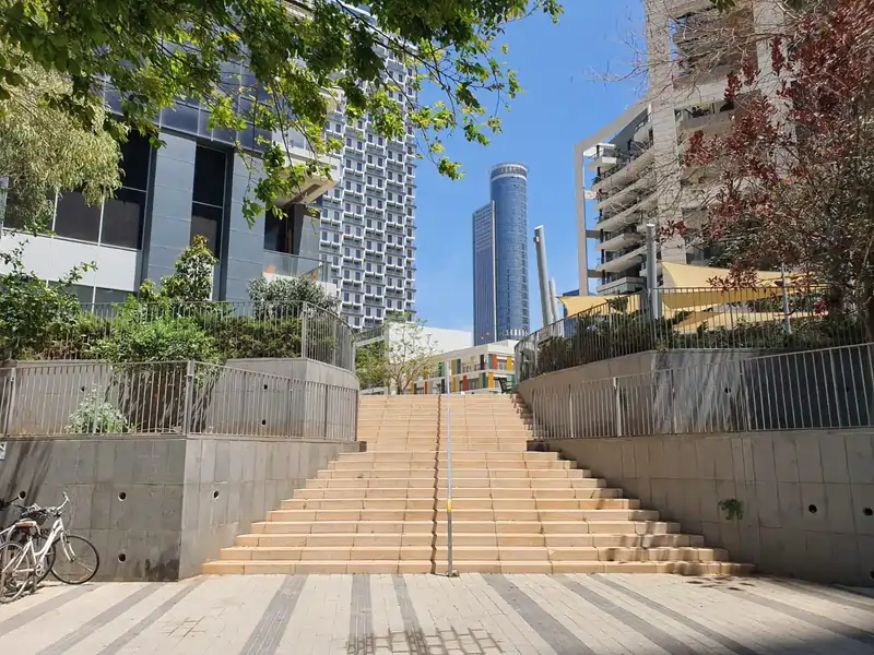 אופטיסטור גבעתיים - המדרגות לכניסה למתחם מרחוב ערבי נחל